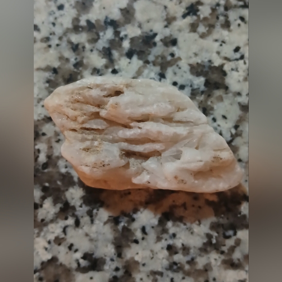 ALIEN HEAD SHAPED MINERAL QUARTZ ROCK - Picture 3 of 5